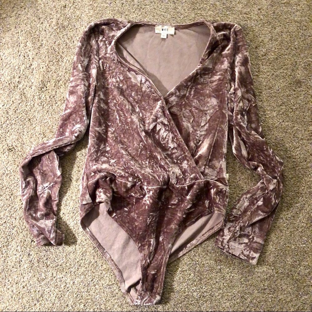 NYTT purple crushed velour bodysuit size medium